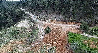 Yol çöktü, mahalleli 3 aydır tarlasına yürüyerek gidiyor