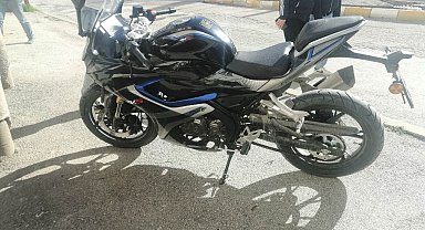 Yola savrulan motosikletin sürücüsü kaskı sayesinde kurtuldu