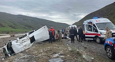 Yolcu minibüsü dere yatağına yuvarlandı: 16 yaralı
