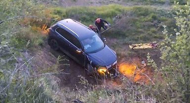 Yoldan çıkan otomobilin sürücüsü, tarlaya uçtu