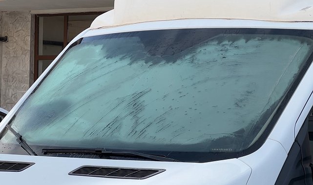 Yüksekova'da dondurucu soğuklar: Araçlar ve çatılar buz tuttu