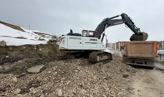 Yüksekova'da heyelan bölgesinde çalışmalar sürüyor