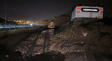 Yüksekova'da heyelan: Pizok yolu trafiğe kapatıldı