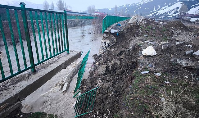 Yüksekova'da istinat duvarı çöktü