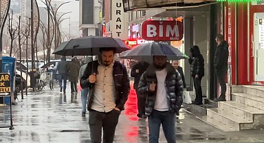 Yüksekova'da sağanak yağış etkili oldu