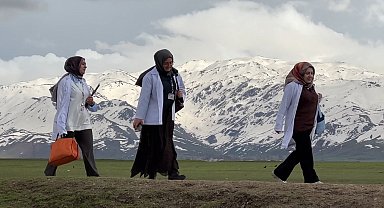 Yüksekova'nın fedakar ebeleri gebeler için yollarda