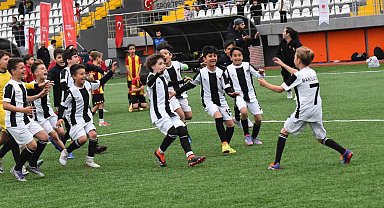 Yunusemre'de 23 Nisan coşkusu yeşil sahada yaşandı