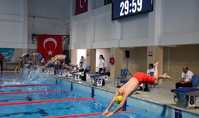 Yüzücüler kıyasıya yarıştı