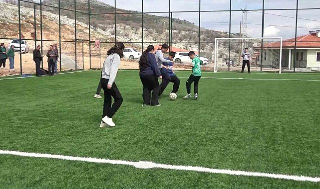 Zey köyünde çocuklar tozdan ve çamurdan kurtulup halı sahaya kavuştu