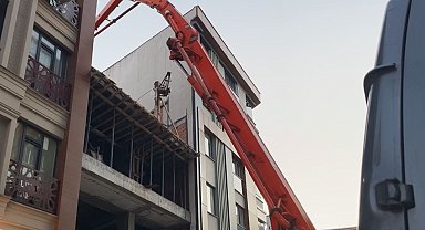 Zeytinburnu'nda beton dökme çalışması sırasında yan binanın duvarı çöktü