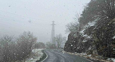 Zigana Dağı'nın yüksek kesimlerinde Nisan ayının ortasında lapa lapa kar süprizi