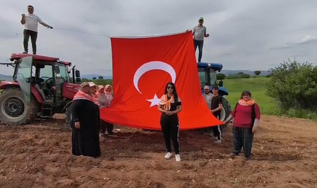 19 Mayıs'ı kekik ektikleri tarlada kutladılar