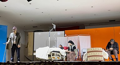 'Kırık Işıklar' tiyatro oyunu ayakta alkışlandı