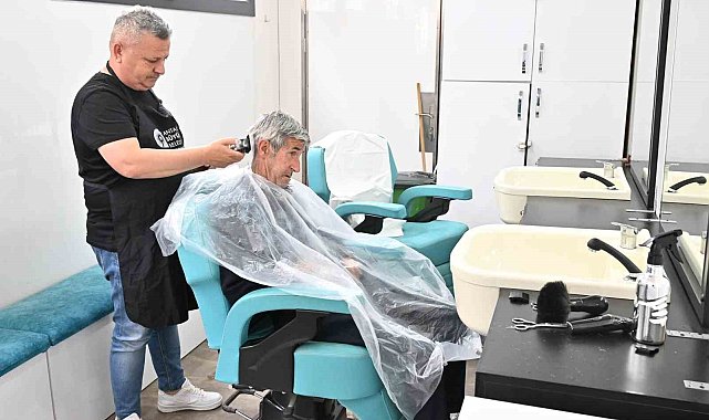'Mobil Kuaför'den huzurevi sakinlerine bayram tıraşı