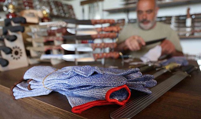 40 yıllık kasap, kesilmez eldiveni bıçakla test ederek acemi kasapları uyardı