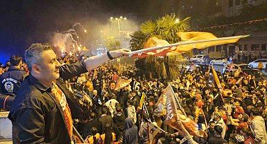 45 günlük Sare bebek, Galatasaray'ın şampiyonluk kutlamasında