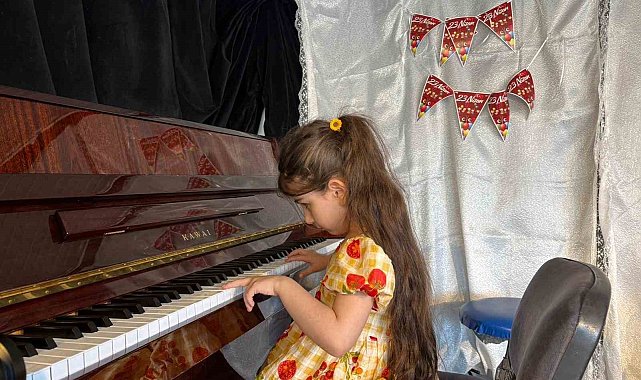 6 yaşındaki görme engelli Nil, 10 enstrümanla hayallerine yürüyor