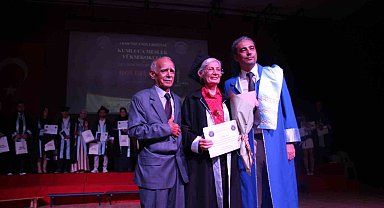 70 yaşında üniversite bitirdi, mezuniyet belgesini profesör oğlu verdi