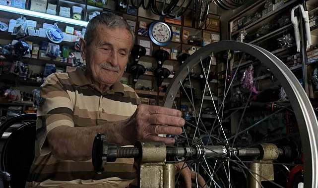 72 yıllık mesleğini, 85 yaşında ilk günkü heyecanla sürdürüyor