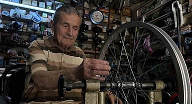 72 yıllık mesleğini, 85 yaşında ilk günkü heyecanla sürdürüyor