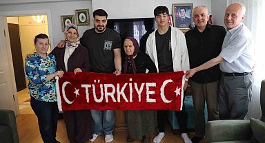90 yaşındaki şehit annesini duygulandıran hareket