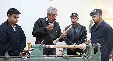 Abdal geleneğini yaşatan öğrenciler, çaldıkları enstrümanları yapmayı da öğreniyor