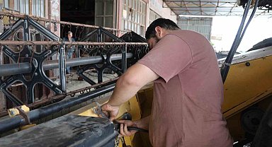 Adana'da buğday hasadı öncesi biçerdöverlerin bakımı yapılıyor