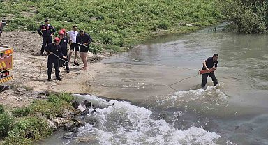 Adana'da Karaçay Nehri'nde mahsur kalan kamyondaki 2 kişi kurtarıldı