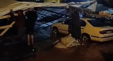 Adana'da sağanak yağış yolları göle çevirdi