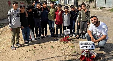 Adana'nın köstebek yuvasına dönen yollarına çiçek diktiler