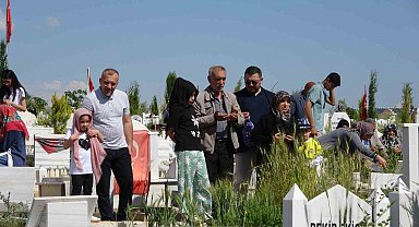 Adıyaman'da Mezarlıkta bayram yoğunluğu