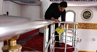 Ağrı'da elinde bez, gönlünde hizmet... Cesim Hoca camiyi bayrama hazırladı