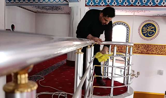 Ağrı'da elinde bez, gönlünde hizmet... Cesim Hoca camiyi bayrama hazırladı