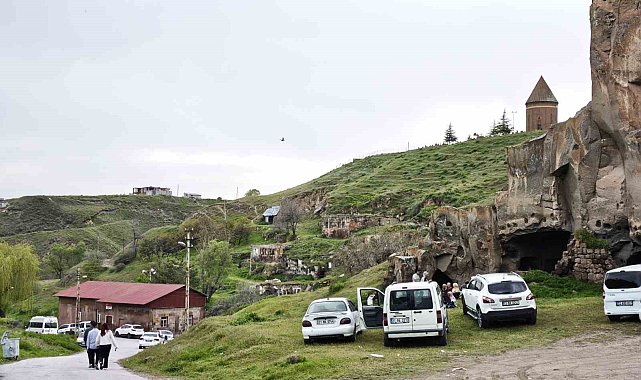 Ahlat'ın tarihi ve doğal güzelliklere bayram ilgisi