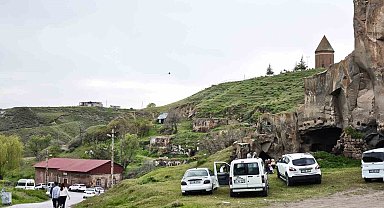 Ahlat'ın tarihi ve doğal güzelliklere bayram ilgisi