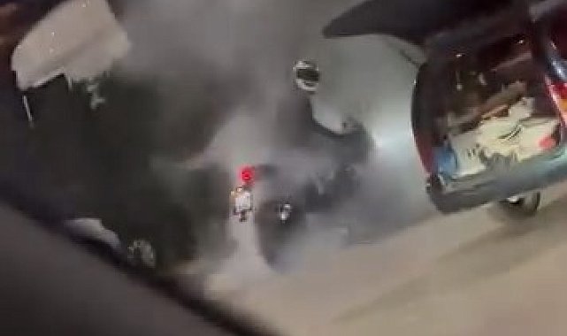 Akaryakıt istasyonu içinde lastik yakan motosiklet böyle görüntülendi