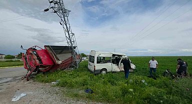 Aksaray'da minibüs ile kamyonet çarpıştı: 5 yaralı