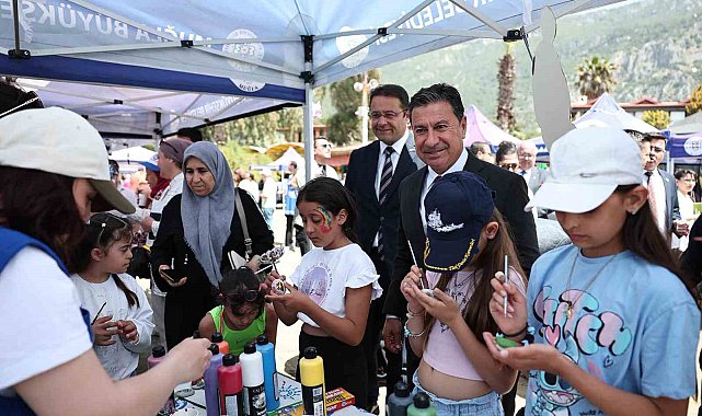 Akyaka sahilinde gökyüzü uçurtmalarla renklendi