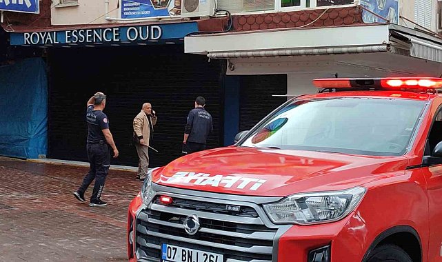 Alanya'da iş yerinden çıkan dumanlar itfaiyeyi alarma geçirdi