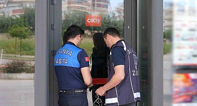 Alanya'da tüketim tarihi geçmiş ürün satan zincir market mühürlendi