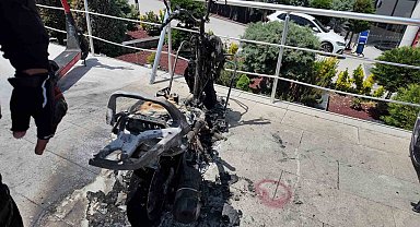Alev alev yanan motosiklete motosikletli kuryeden müdahale