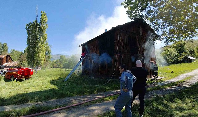 Alevlere teslim olan ahşap eve müdahale için ceviz ağacı kesildi