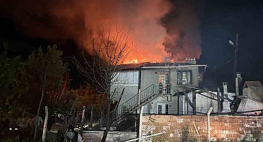 Alevlere teslim olan iki katlı ev kullanılmaz hale geldi