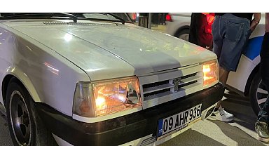 Alkol alıp şampiyonluk kutlamasına çıktı, park halindeki 2 otomobile çarpıp kaçtı