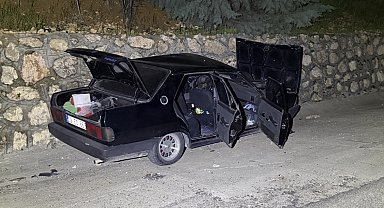 Alkollü sürücünün kullandığı otomobil, İstinat duvarına çarptı: 2 yaralı