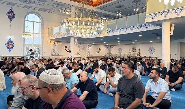 Almanya'da Müslümanlar, bayram namazı için Brühl Camii'ne akın etti