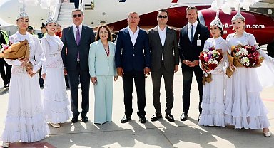 Almatı'dan Gazipaşa-Alanya Havalimanına ilk uçak seferi "su takı" seremonisiyle karşılandı