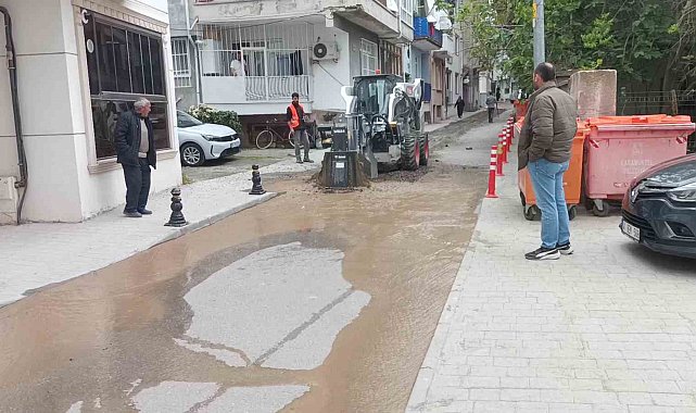 Altyapı çalışmasında ana su hattı patladı