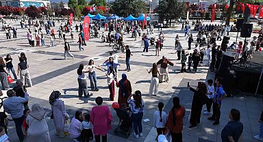 Anıtpark meydanı kutlamaların adresi oldu