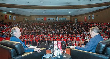 Ankara Keçiören'de Ahmet Özhan konser ve söyleşisine yoğun ilgi